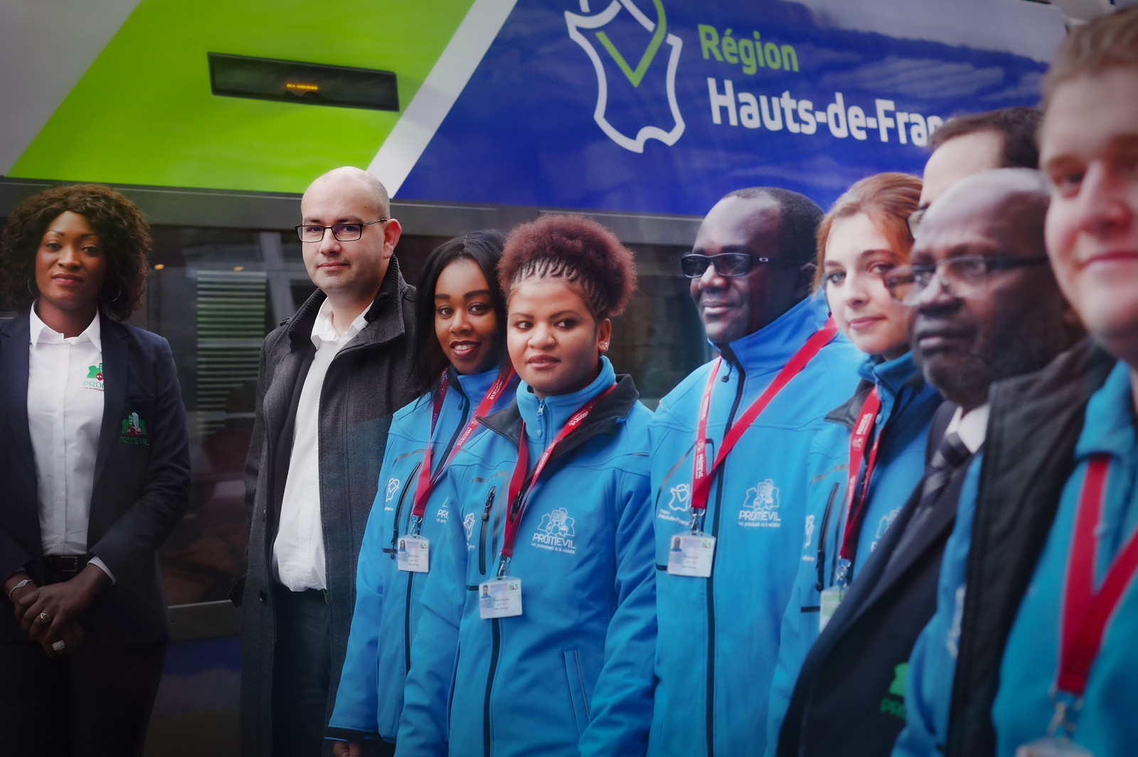 Équipe de médiateurs devant un bus de la Région Hauts-de-France