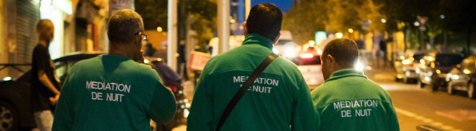 Binôme de médiateurs de nuit dans une rue, à la tombée du jour