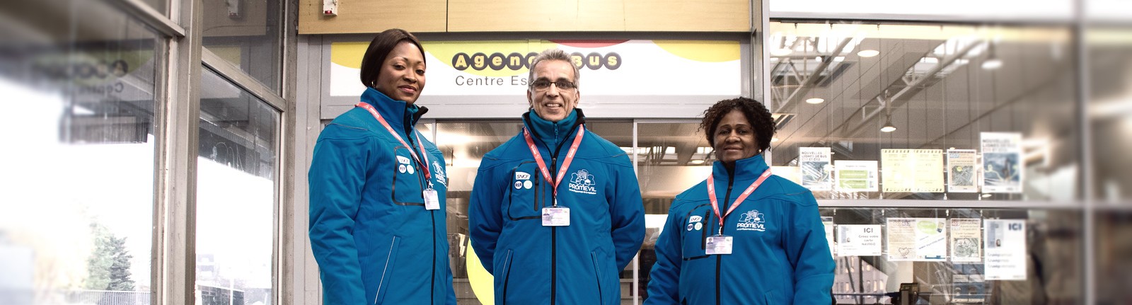 Un médiateur Promévil au guichet d’un bureau de poste