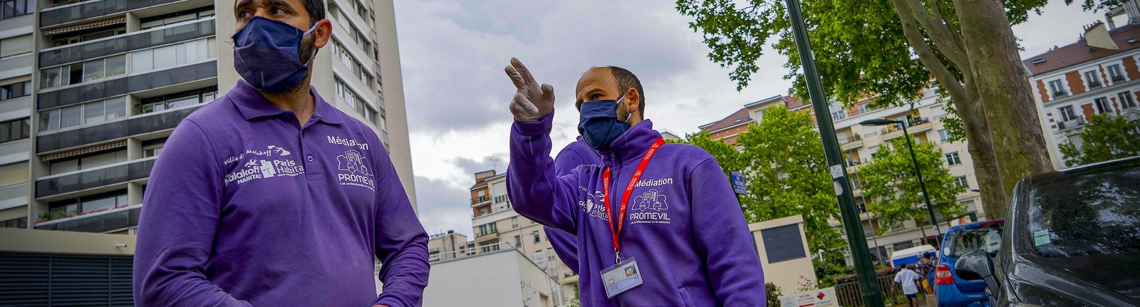 Deux médiateurs Promévil en repérage au pied d'une tour d'habitation