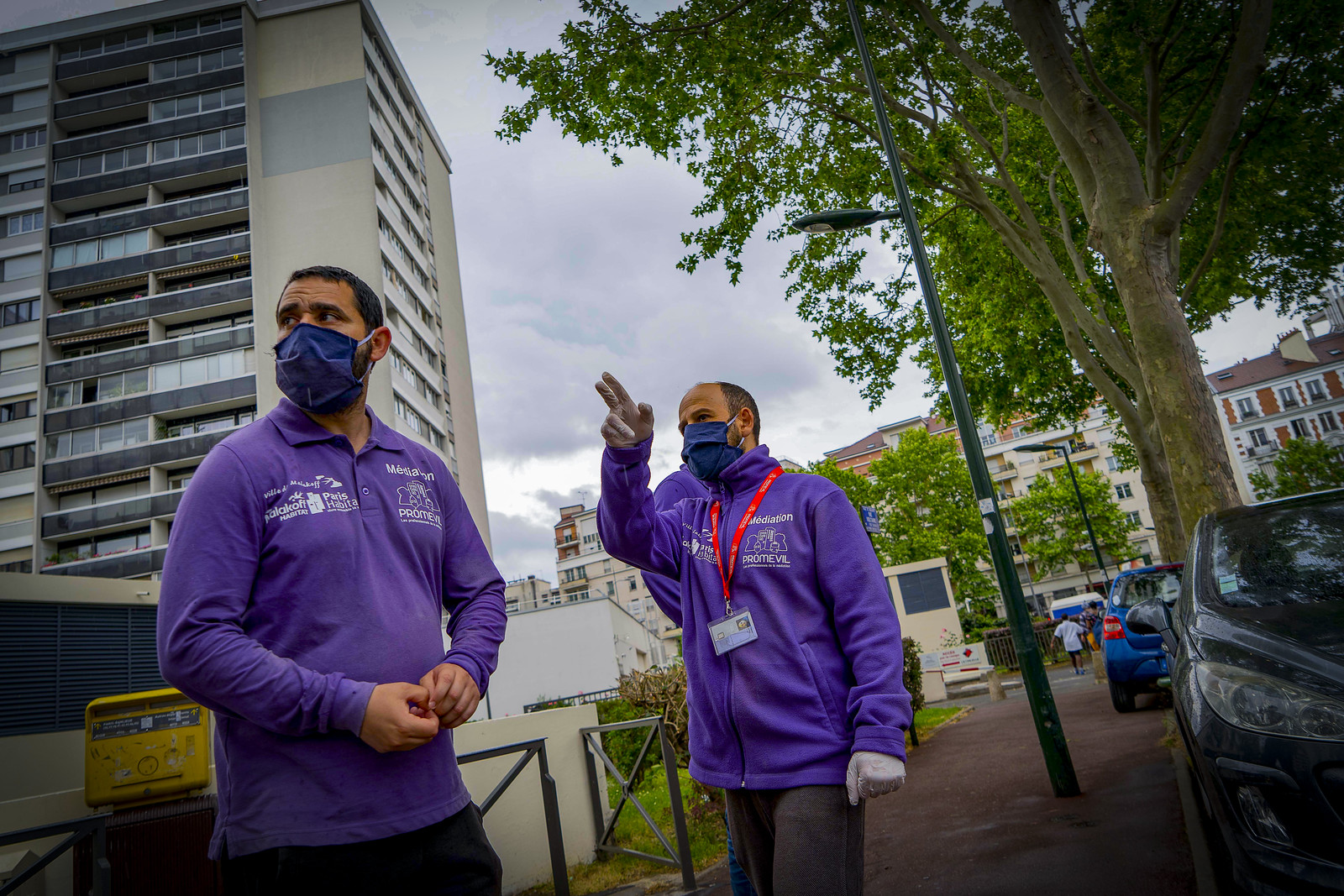 Deux médiateurs en repérage au pied d'une tour d'habitation