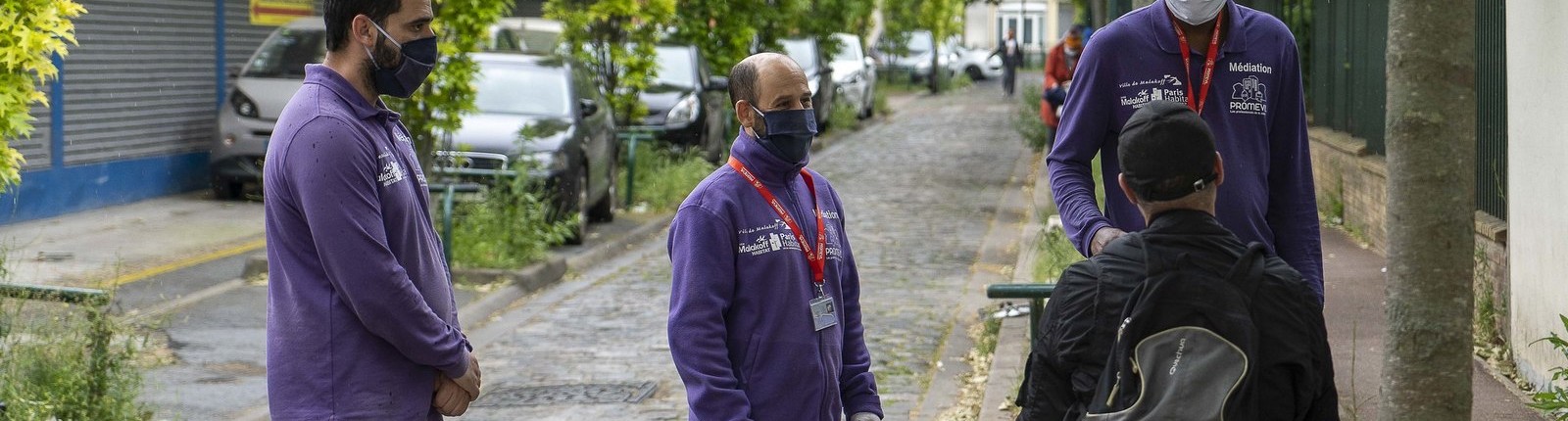 Médiateurs en échange avec un habitant, sur le terrain