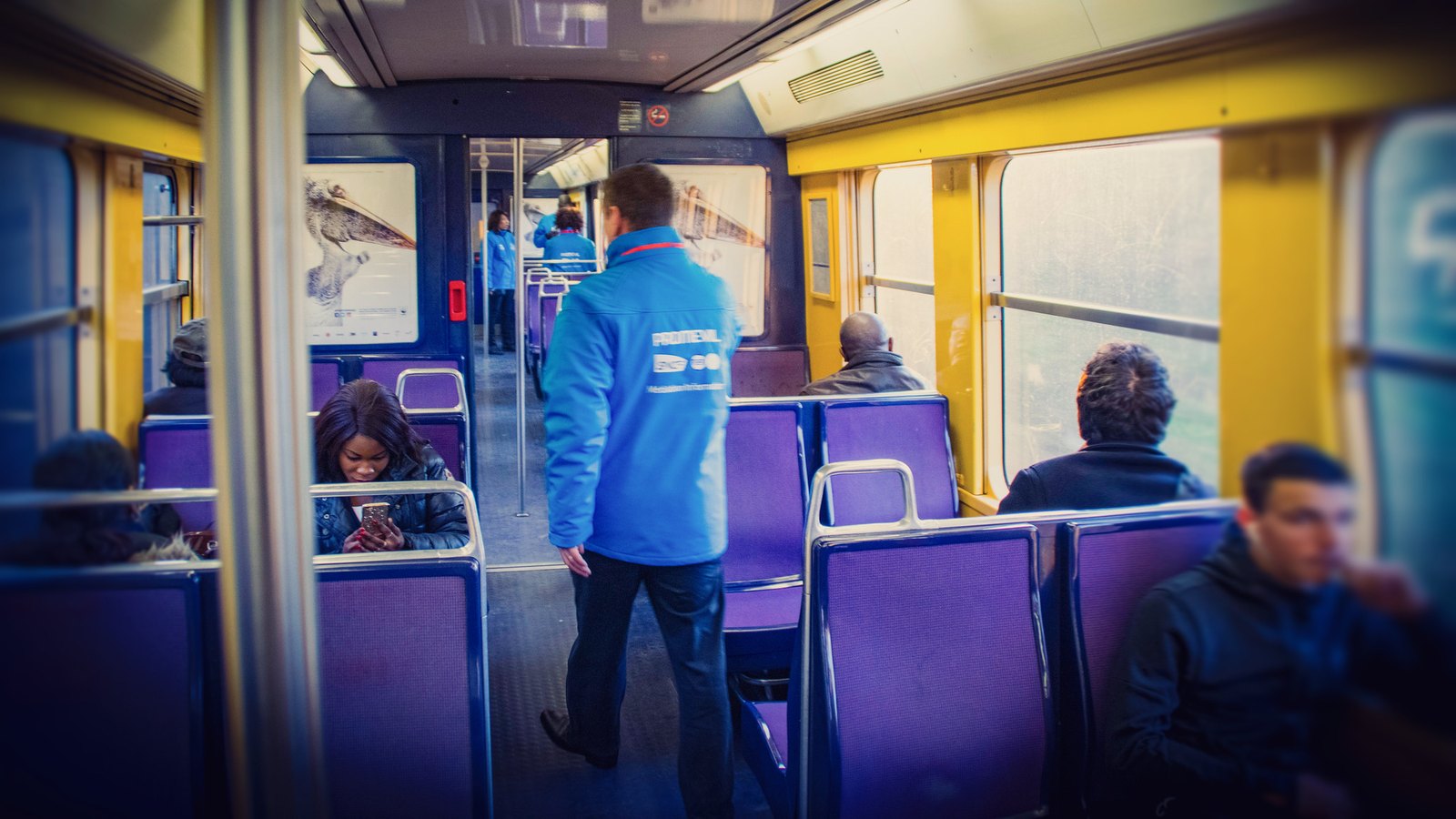 Un médiateur Promévil à bord d'une rame, en échange avec les voyageurs